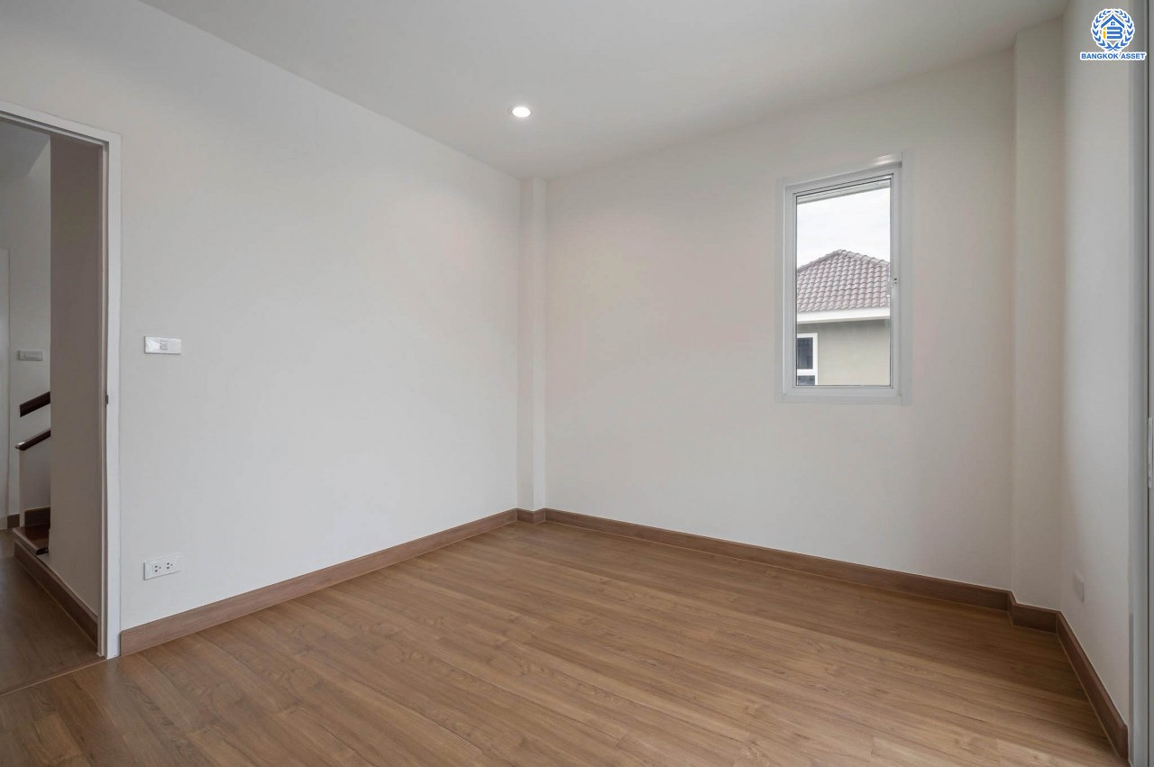 บ้านมือสองตกแต่งใหม่ โครงการ บ้านพิมาน ปิ่นเกล้า-กาญจนาภิเษก เนื้อที่ 103 ตร.ว. ฟังก์ชัน 4 ห้องนอน 3 ห้องน้ำ 1 ห้องอเนกประสงค์ จอดรถได้ 2 คัน บนทำเลเดินทางสะดวก ติดถนนกาญจนาภิเษก เชื่อมต่อหลายเส้นทาง ใกล้ทางด่วน "กาญจนาภิเษก" รถไฟฟ้า "สถานีหลักสอง" และเดอะมอลล์บางแค